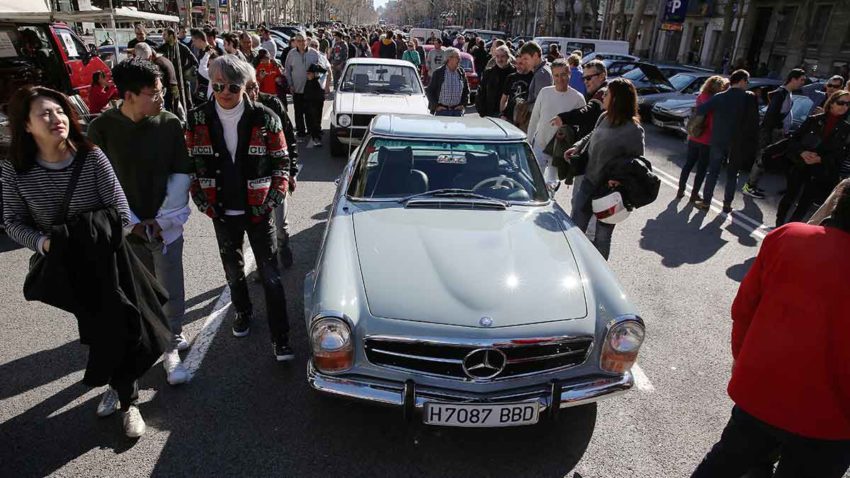 Some 2,500 polluting cars protest against the ZBE in the center of Barcelona